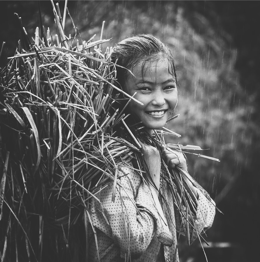 "Nụ cười dưới mưa". (Un sourire sous la pluie)