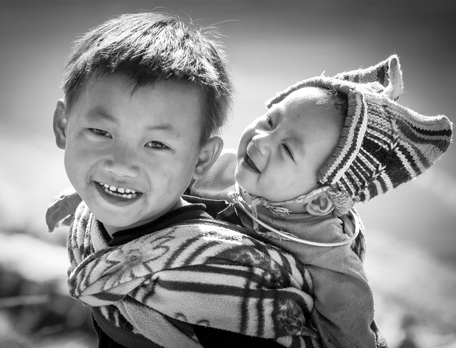 "Em cười anh vui". (Le frère rit, sa petite sœur est joyeuse)