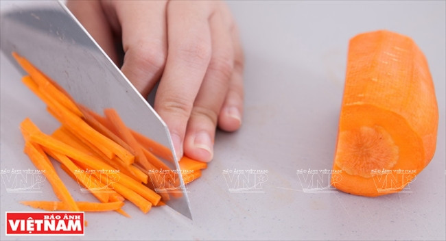 Les filaments de carotte sont ajoutés dans la salade pour l’enrichir en vitamine A.