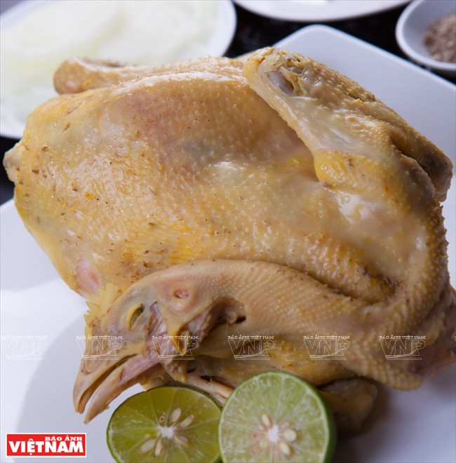 Dans les grandes villes, les restaurants ou hôtels, la salade est préparée avec de la viande de poulet bouillie émincée en longues et minces tranches.