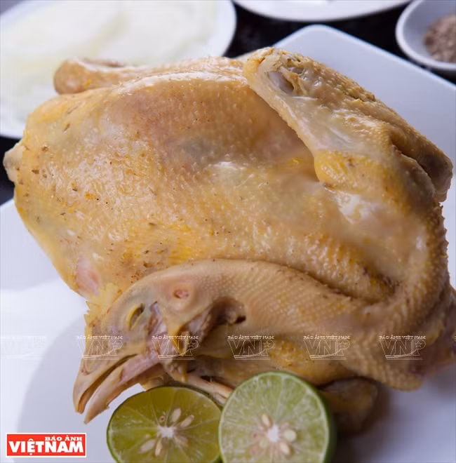 Dans les grandes villes, les restaurants ou hôtels, la salade est préparée avec de la viande de poulet bouillie émincée en longues et minces tranches.