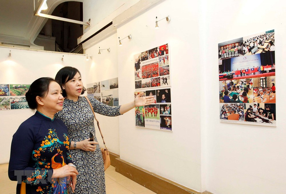  Les délégués visitent l’exposition. 
