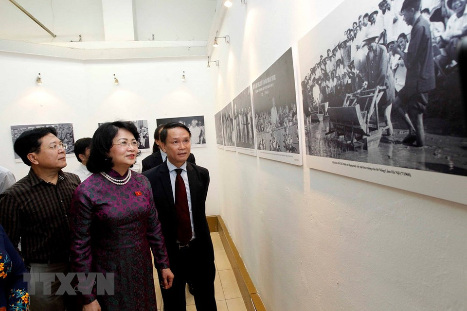  100 photos documentaires en noir et blanc et en couleurs sur les images de l’Oncle Ho avec les mouvements d’émulation patriotique sont présentés lors de l'exposition.