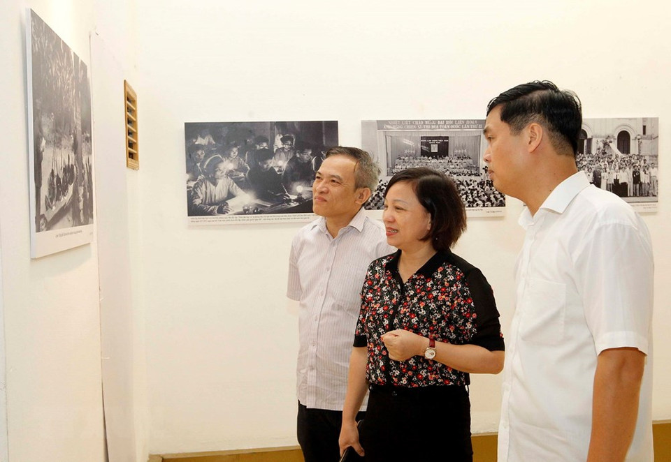  Des visiteurs à l’exposition. 