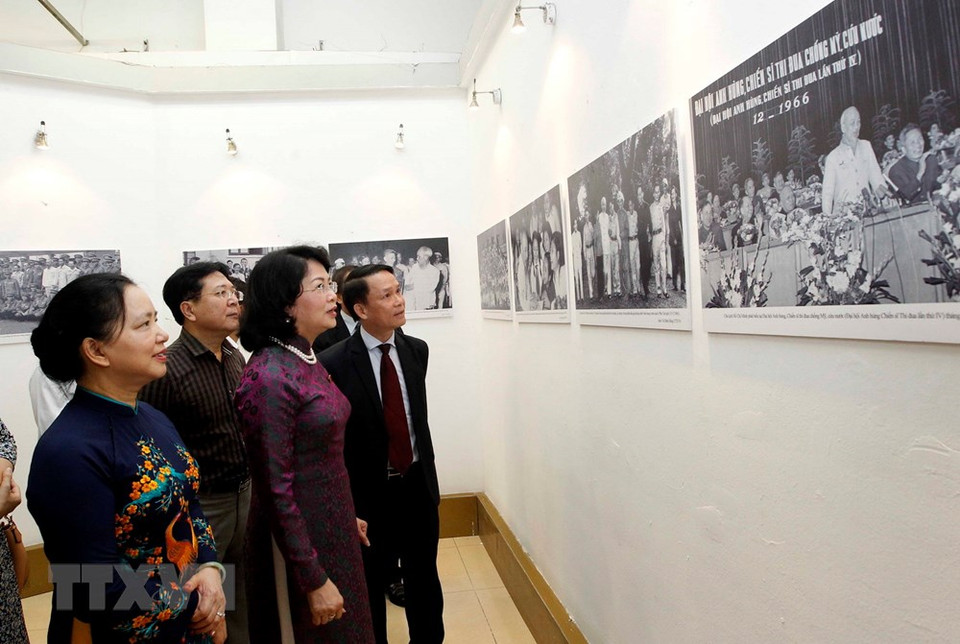  La vice-présidente du Vietnam, Dang Thi Ngoc Thinh et les délégués visitent l’exposition. 