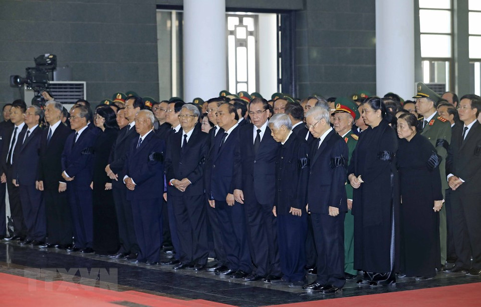 Les dirigeants et anciens dirigeants du Parti et de l’Etat vietnamiens, les personnalités étrangères et la famille du défunt lors de la cérémonie commémorative.