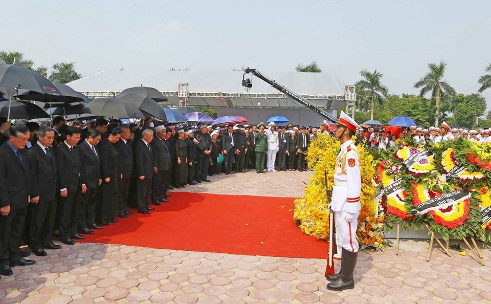 Les participants observent une minute de silence en mémoire de l’ancien secrétaire général Do Muoi. 