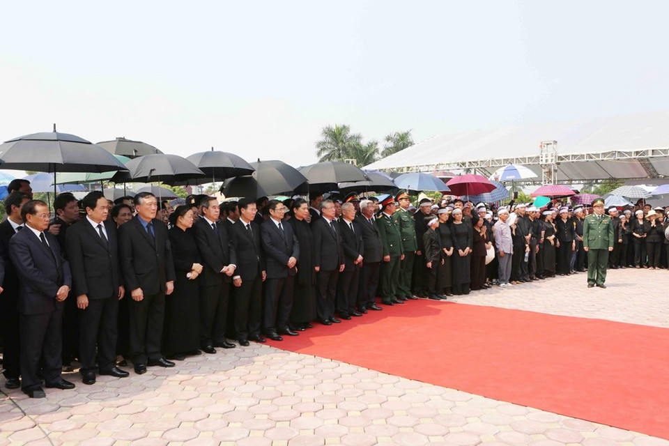 Des dirigeants et anciens dirigeants du Parti, de l’Etat, du Front de la Patrie du Vietnam, ainsi que de nombreux habitants locaux étaient présents à la cérémonie d’enterrement de l’ancien secrétaire général Do Muoi. 