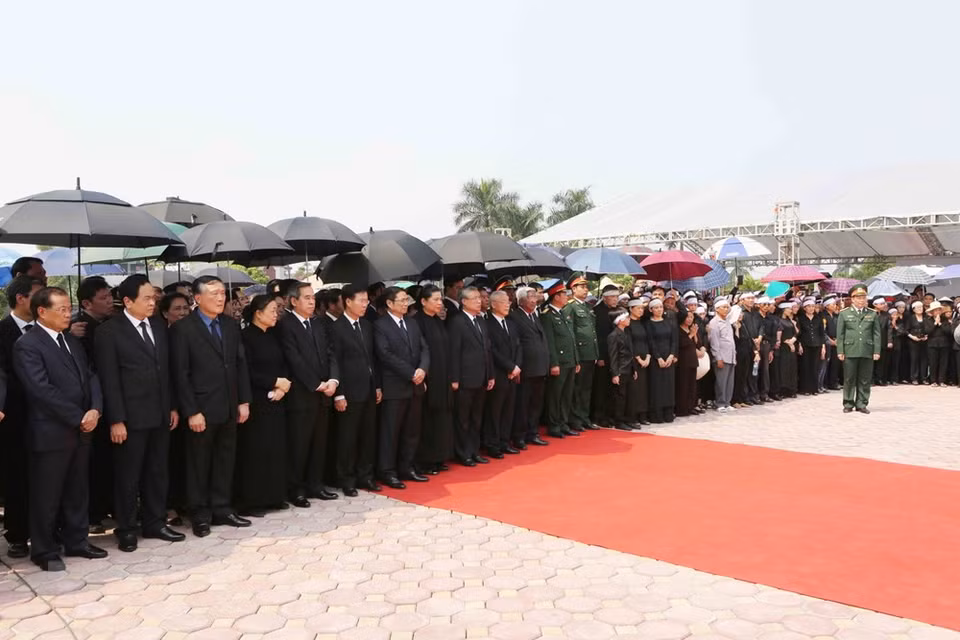 Des dirigeants et anciens dirigeants du Parti, de l’Etat, du Front de la Patrie du Vietnam, ainsi que de nombreux habitants locaux étaient présents à la cérémonie d’enterrement de l’ancien secrétaire général Do Muoi. 
