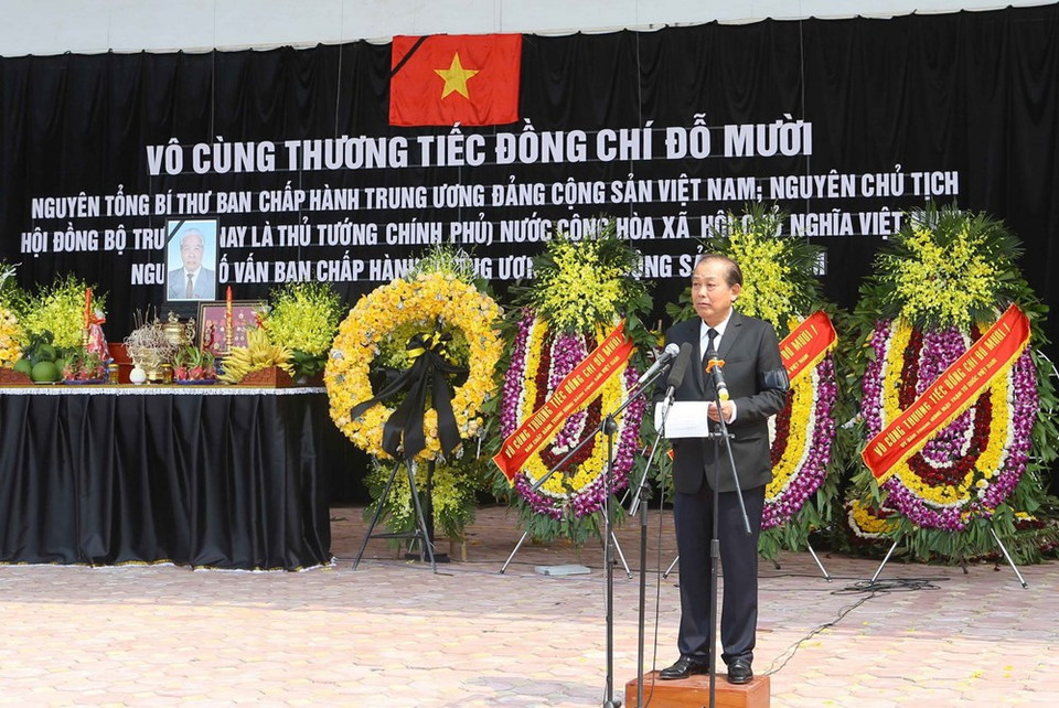 Truong Hoa Binh, membre du Bureau politique du PCV et vice-Premier ministre permanent, adresse ses remerciements aux dirigeants, personnalités et habitants pour leurs condoléances et leur présence. 