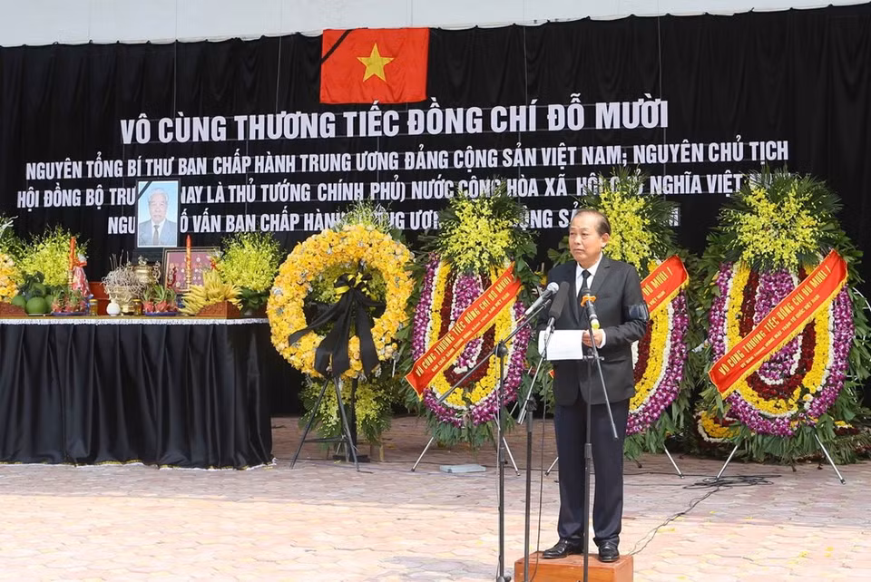 Truong Hoa Binh, membre du Bureau politique du PCV et vice-Premier ministre permanent, adresse ses remerciements aux dirigeants, personnalités et habitants pour leurs condoléances et leur présence. 