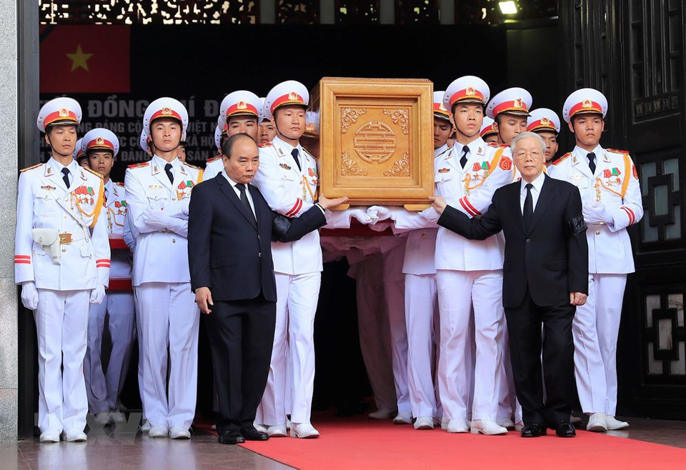 Le secrétaire général Nguyen Phu Trong (droite) et le Premier ministre Nguyen Xuan Phuc (gauche) procèdent au transport du cercueil au corbillard. 