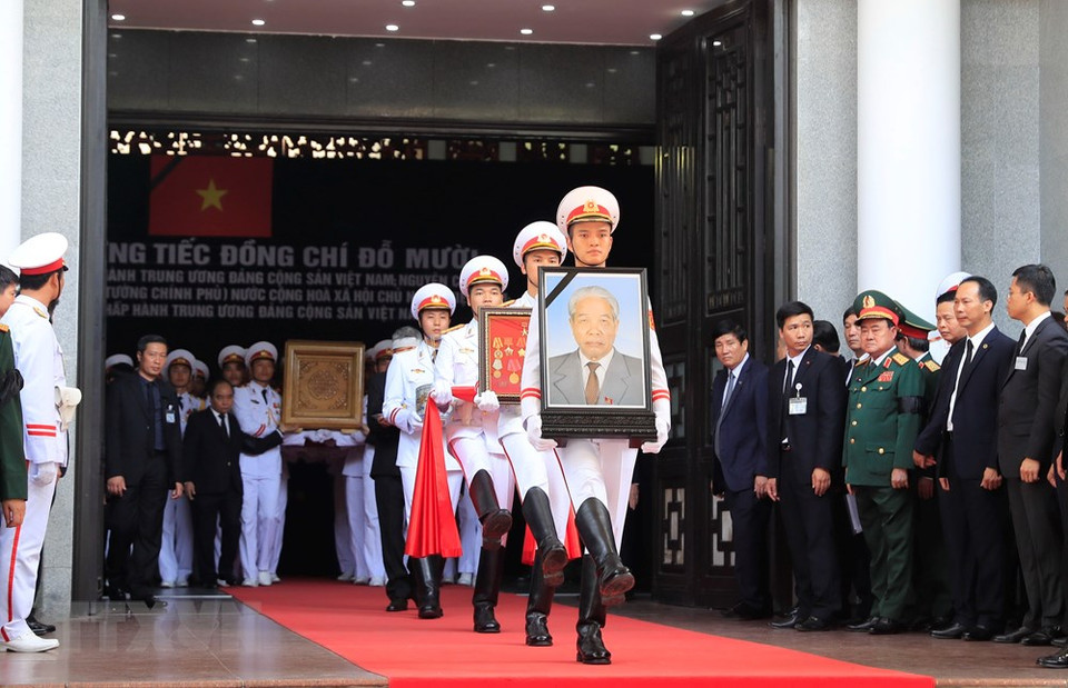 Transport du cercueil au corbillard. 