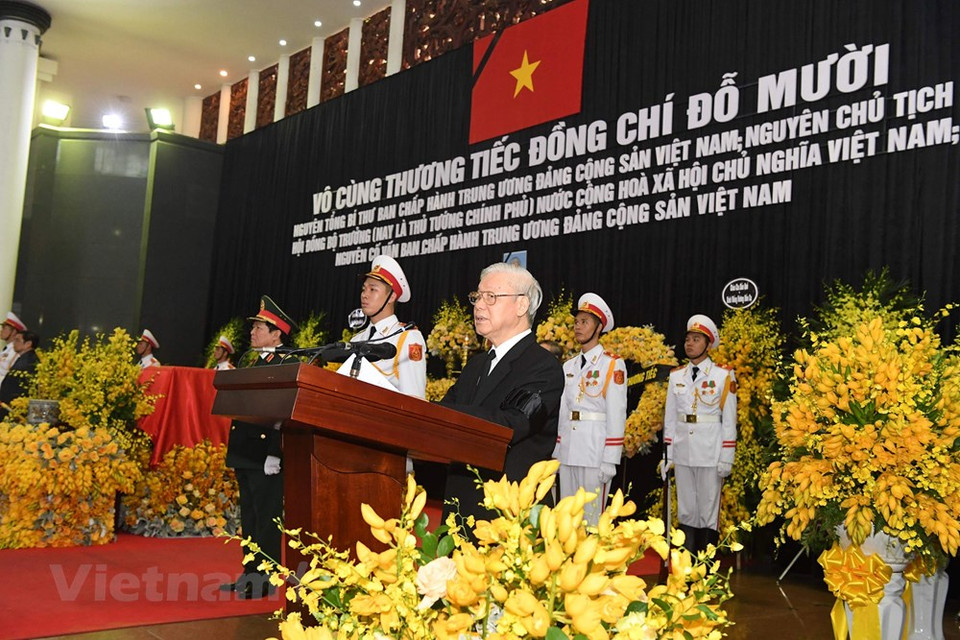 Le secrétaire général Nguyen Phu Trong lit l’oraison funèbre à la cérémonie commémorative de l’ancien secrétaire général Do Muoi. 