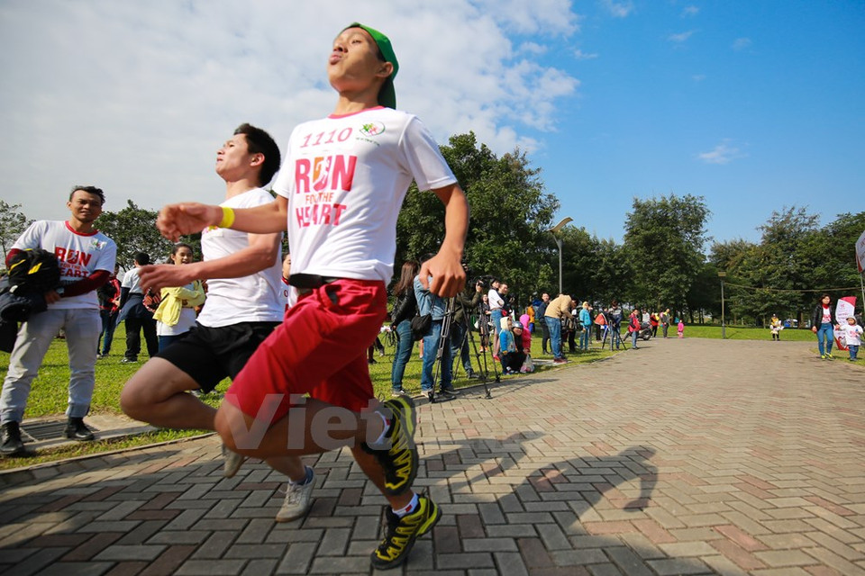 La course encourage la pratique d'une activité physique régulière pour protéger le coeur et améliorer la santé. 
