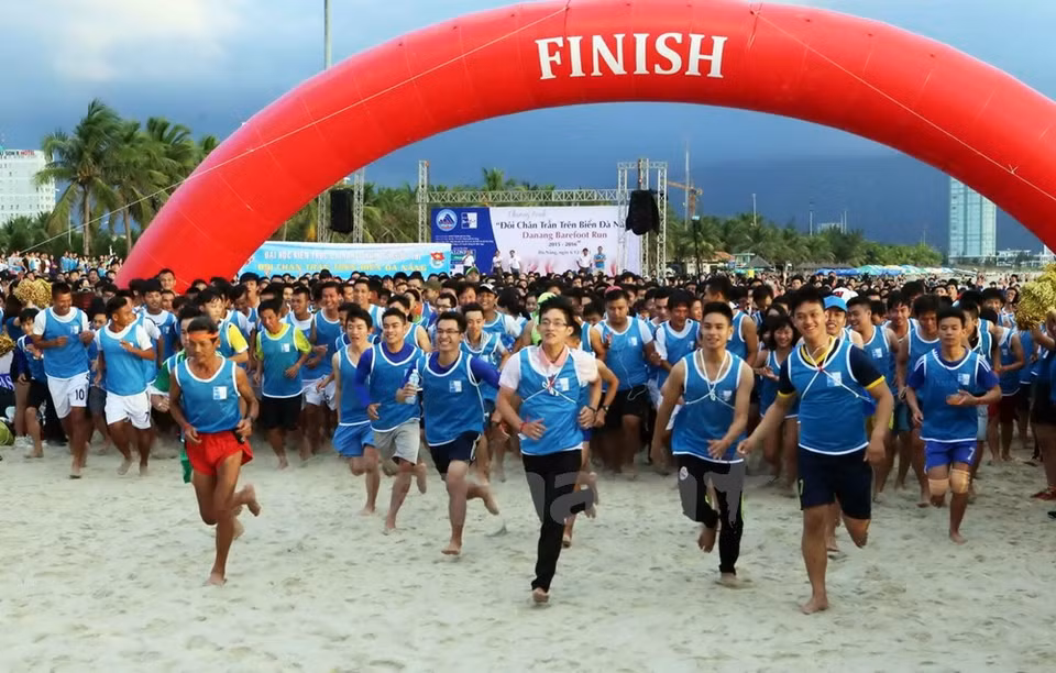 Plus de 5.000 personnes, Vietnamiens et étrangers, dont de nombreux élèves et étudiants, ont participé à cet événement.