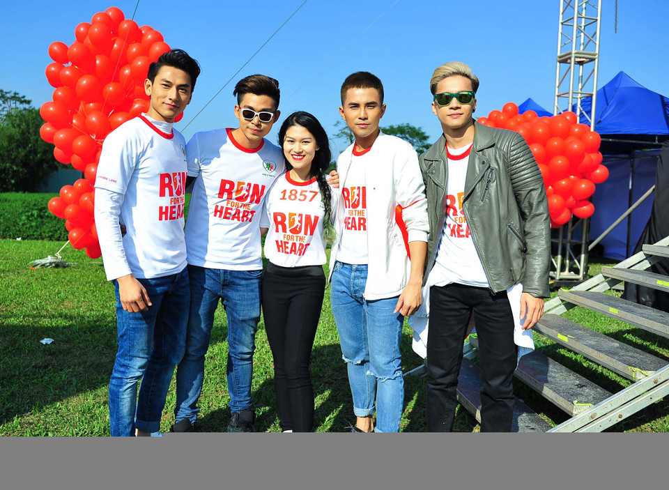 ... le groupe de musique 365, ambassadeur du programme Run for Heart et la fooballeuse Ngoc Cham, vainqueur du Ballon d'or du Vietnam en 2008... 