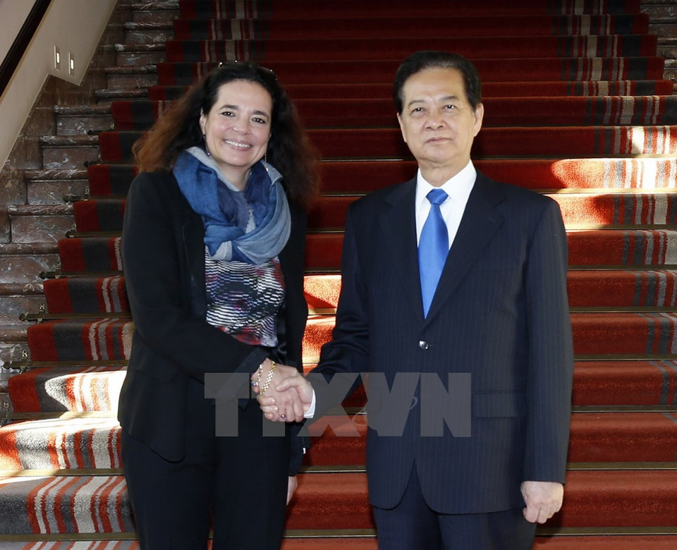 Nguyen Tan Dung et la présidente du Sénat belge, Christine Defraigne. 