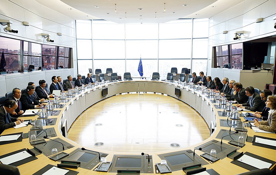 Entretien entre le Premier ministre Nguyen Tan Dung et le président de la CE, Jean-Claude Juncker.