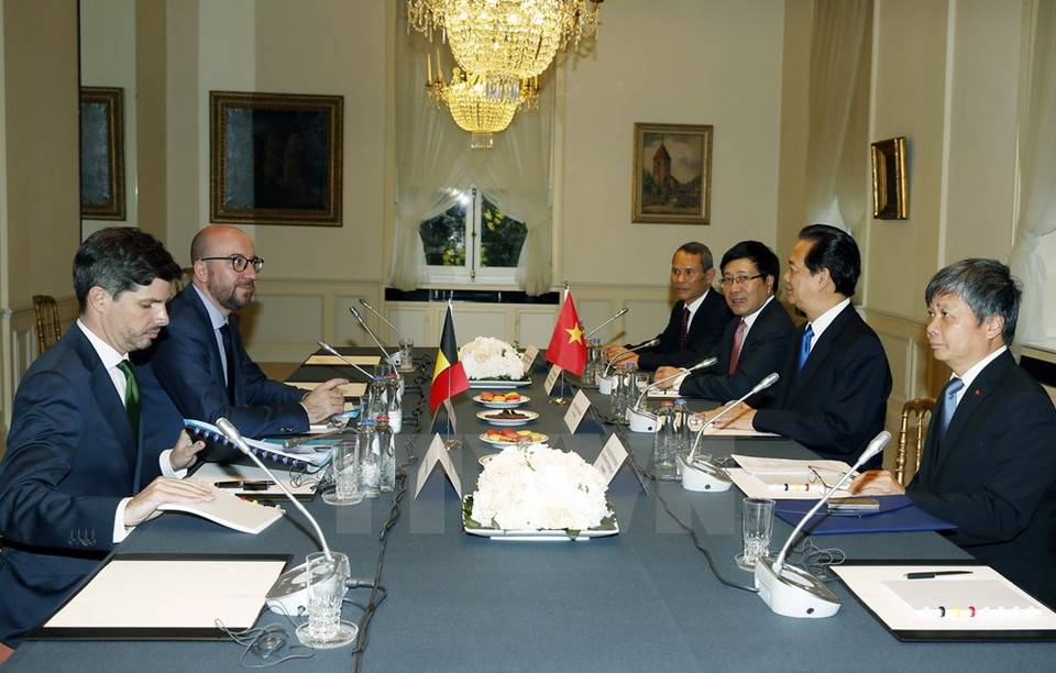 Entretien entre les Premiers ministres Nguyen Tan Dung et Charles Michel.