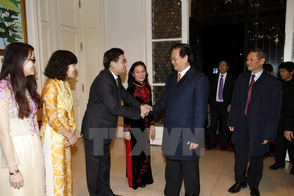 Pendant son séjour, le Premier ministre a rencontré les cadres de l'​ambassade du Vietnam et des représentants de la communauté vietnamienne en Belgique.