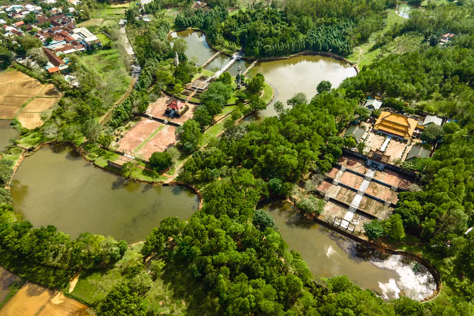 Une vue aérienne du mausolée de Thieu Tri, le troisième roi de la dynastie des Nguyen (régna de 1841 à 1847). Ce site, situé dans le district de Huong Thuy, à environ huit kilomètres du centre-ville de Hue, fait partie de l'ensemble de monuments de Hue reconnu par l'UNESCO comme patrimoine culturel mondial en 1993. Photo: VnExpress