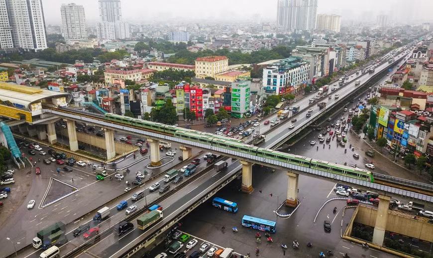 Elle comprend 12 gares et 13 trains. Chaque train, dont la vitesse prévue est de 80 km/h, dispose de quatre voitures capables de transporter plus de 900 passagers. Contrôlé automatiquement par un centre situé au dépôt Hà Dông, la ligne ferroviaire est configurée pour une fréquence des trains de 6 à 7 minutes, ou même de 2 à 3 minutes aux heures de pointe. Photo: VNA