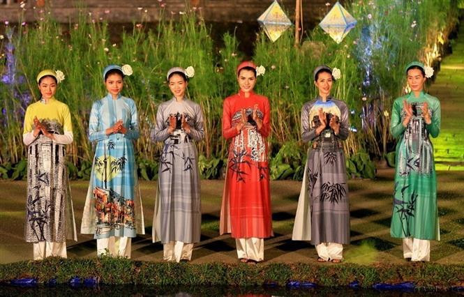 L’ao dài est depuis longtemps un costume traditionnel portant l'identité culturelle vietnamienne. À travers de nombreuses périodes de développement, l'ao dài a constamment changé mais conserve ses caractéristiques traditionnelles typiques, contribuant à honorer l'élégance des femmes vietnamiennes. Photo: VNA