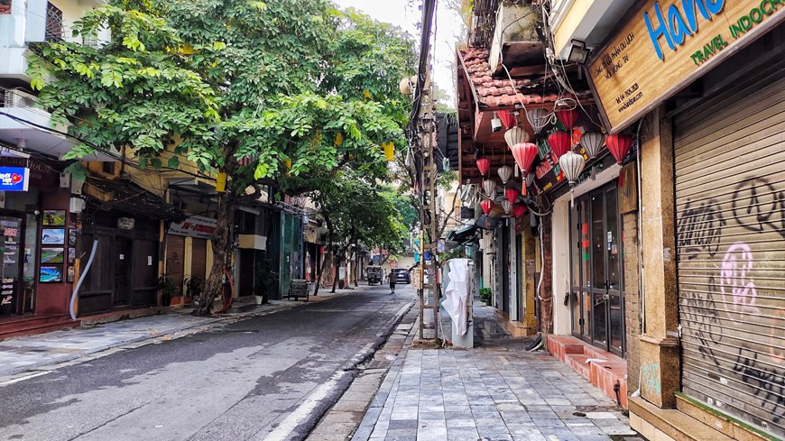 Les services et les commerces non essentiels à la vie doivent fermer leurs portes. Les entreprises et services qui sont autorisés à fonctionner comprennent les usines, les installations de production, les projets de transport, les chantiers de construction, les entreprises ou les fournisseurs de services essentiels (nourriture, médicaments, services publics, gaz et pétrole, etc.), les établissements d’enseignement, les banques ainsi que les activités connexes et de soutien aux entreprises (telles que le bureaux notariaux et les cabinets d’avocats, les bureaux d’enregistrement, etc.), la Bourse, les bureaux de poste, les activités d’importation et d’exportation, les consultations, examens et soins médicaux et les services funéraires. Photo: VietnamPlus