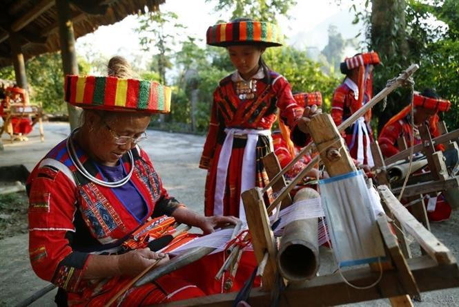 Le tissage de brocart est présent dans la vie des habitants du district montagneux de Lam Binh (province de Tuyen Quang) depuis des générations. La promotion de la tradition de tissage du brocart contribue non seulement à préserver les valeurs culturelles, mais également à créer des conditions favorables pour le développement du tourisme et à améliorer la vie des populations locales. Photo: VNA