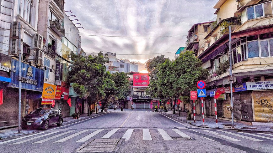 Une rue du Vieux quartier de Hanoï, autrefois animée de boutiques, de commerçants et de véhicules. La capitale du Vietnam a traversé 49 jours de distanciation sociale, à partir de 06h00 le 24 juillet, pour prévenir et lutte contre l’épidémie de Covid-19, selon la directive publiée par le Comité populaire municipal le 23 juillet au soir. Ainsi, les services de transport public, y compris les bus, les taxis, les véhicules contractuels, les autocars et les motos-taxis sont provisoirement suspendus, à l’exception de ceux servant à la prévention et au contrôle de la l'épidémie et au transport de travailleurs et d’experts. Photo: VietnamPlus
