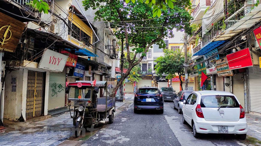 Les services de livraison tels que Grab continueront de fonctionner normalement mais ne seront pas autorisés à transporter des passagers. Les gens sont priés de ne pas organiser de mariages, tandis que les services funéraires ne doivent pas mettre en présence de manière simultanée plus de 20 personnes et seront surveillés par les autorités sanitaires locales. Les entreprises de production, les établissements de services et les zones industrielles doivent respecter strictement les mesures de prévention et de contrôle du Covid-19. Toutes les réunions non urgentes sont annulées. Pour les agences et bureaux de Hanoi et basés à Hanoi, les sociétés, entreprises et groupes (y compris les sociétés à participation étrangère) doivent prendre des dispositions pour garantir que leur personnel travaille en ligne et ne se rend dans les bureaux qu’en cas de nécessité. Photo: VietnamPlus