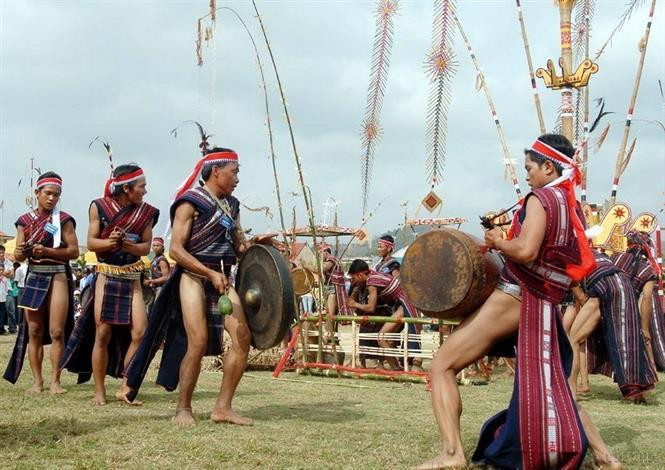 Une performance des gongs dans la ville de Ka Nak, province de Gia Lai (Hauts plateaux du Centre). Photo: VNA
