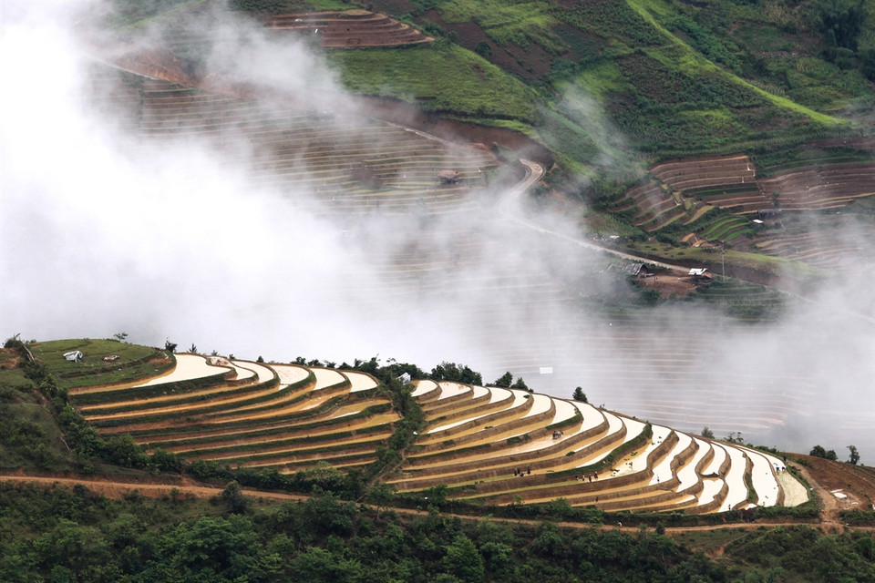 Ce col est entouré de montagnes qui s'étendent à l'infini, de forêts vierges et de rizières en terrasses cultivées par les groupes minoritaires H'Mong et Thaï. Photo: Vietnam Illustré