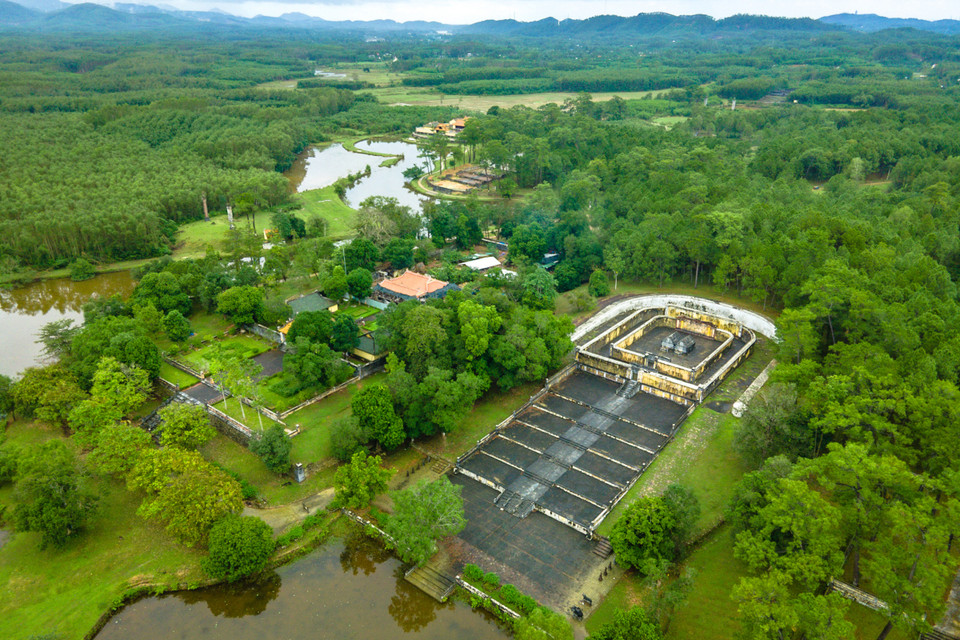Le mausolée de Gia Long, le premier roi de la dynastie Nguyen, qui régna de 1806 à 1820, est situé dans le village de Dinh Mon, commune de Huong Tho, district de Huong Tra, à environ 20 kilomètres à l'ouest du centre-ville de Hue. Photo: VnExpress