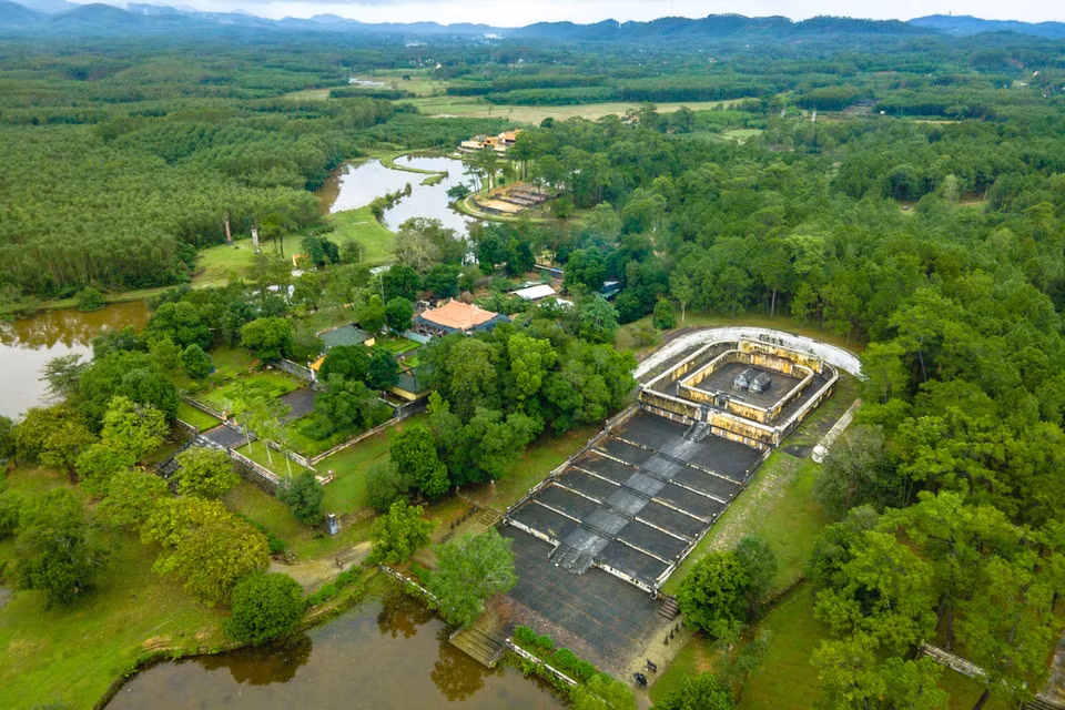 Le mausolée de Gia Long, le premier roi de la dynastie Nguyen, qui régna de 1806 à 1820, est situé dans le village de Dinh Mon, commune de Huong Tho, district de Huong Tra, à environ 20 kilomètres à l'ouest du centre-ville de Hue. Photo: VnExpress