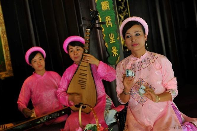 Le "Nhã Nhạc", littéralement "musique élégante", désigne les divers styles de musique et de danse exécutés à la cour royale vietnamienne du quinzième siècle à la première moitié du vingtième siècle. Les représentations de Nha Nhac réunissaient autrefois de nombreux chanteurs, danseurs et musiciens vêtus de somptueux costumes. Les grands orchestres, où dominaient les tambours, comprenaient de nombreux autres types de percussions ainsi que des instruments à vent et à cordes. Photo: VNA