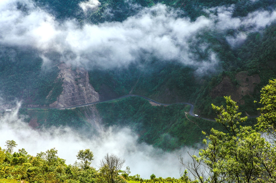 Situé à une altitude de 1.200 mètres au-dessus du niveau de la mer, la température est assez basse, de sorte que le col est souvent couvert par les nuages. Photo: Vietnam Illustré