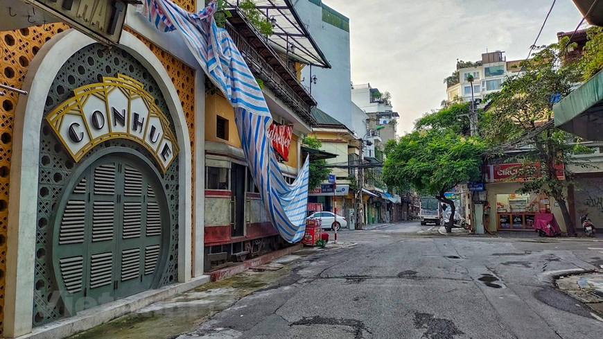 Face à un "moment clé et décisif " du combat, le président du Comité populaire municipal Chu Ngoc Anh a demandé que chaque habitant de la capitale soit un "combattant", chaque famille, chaque groupement résidentiel, chaque village, chaque hameau, chaque organe et chaque entreprise une "forteresse" contre l’épidémie. Chu Ngoc Anh a demandé aux habitants, aux organes sous l’autorité centrale et municipale, et aux entreprises basées à Hanoi de respecter sérieusement les mesures de distanciation sociale pour enrayer la propagation du nouveau coronavirus. Il a appelé les présidents des comités populaires des arrondissements et districts à assurer l’approvisionnement en articles de première nécessité et à se coordonner avec le Département municipal du travail, des invalides et des affaires sociales de déployer rapidement les politiques de sécurité sociale adoptées par le gouvernement et la ville. Photo: VietnamPlus