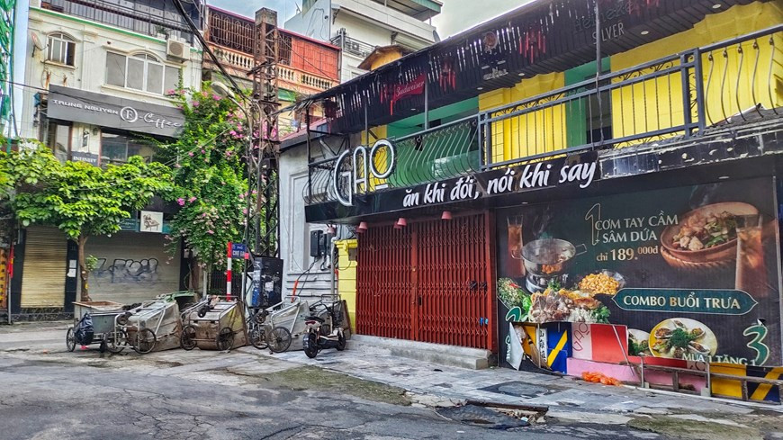 Le président du Comité populaire municipal a invité le Front de la Patrie du Vietnam de la ville de Hanoi à continuer à intensifier la sensibilisation au strict respect des mesures restrictives, le comité de l’information et de l’éducation du Comité municipal du Parti et le Département municipal de l’information et de la communication à collaborer avec les médias pour mieux informer et multiplier les bons modèles et les beaux gestes, et en même temps sanctionner la propagation de fausses nouvelles. Le Département municipal de la santé devra élaborer des plans pour ne pas se laisser surprendre en toutes circonstances, renforcer les capacités de vaccination avec la participation des hôpitaux publics et privés et préparer une campagne de vaccination à grande échelle. Photo: VietnamPlus