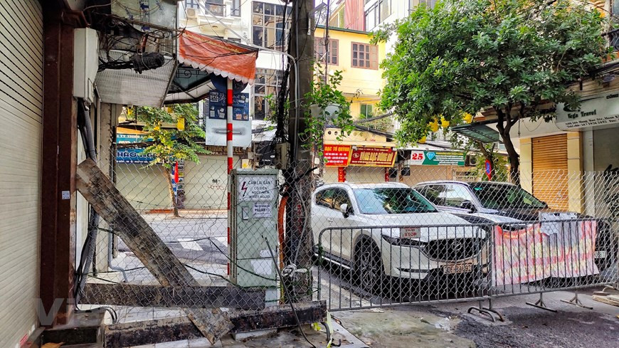 Les centres commerciaux, les supermarchés, les marchés traditionnels et les marchés de gros de la ville doivent assurer un approvisionnement adéquat d’articles essentiels, aménager les étals et les protocoles d’accueil (du parking à l’entrée) pour réduire le nombre de clients au même endroit en même temps, minimiser les contacts étroits et encourager les achats et les livraisons en ligne. Les autorités municipales ont demandé aux agences de l’État et aux entreprises d’élaborer des plans permettant d’assurer un transport fluide et ininterrompu des marchandises et des matériaux de production. Les parcs industriels ou les usines de production avec des travailleurs résidant à Hanoi ou se rendant à Hanoi en provenance d’autres provinces et villes doivent s’enregistrer auprès des autorités locales (nombre de travailleurs et d’experts, lieux de résidence ou d’hébergement, véhicules, etc.) et effectuer un dépistage régulier du Covid-19 selon les règles sanitaires. Photo: VietnamPlus