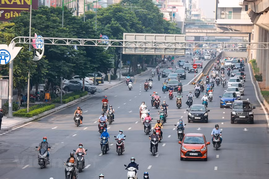 Rue Nguyên Trai le 21 septembre au matin. Jusqu’au 18 septembre, la ville a administré 6.432.921 doses de vaccins contre le Covid-19, dont 5.671.48 personnes primovaccinées, soit 94,2% de sa population majeure éligible à la vaccination contre le Covid-19 ou 68,33% de sa population. Entre-temps, 786.095 personnes ont reçu leur deuxième dose, soit 12% de sa population majeure éligible à la vaccination contre le Covid-19 ou 9,2% de sa population totale. La ville prévoit de vacciner complètement sa population en novembre prochain, ce qui facilitera le retour des élèves à l'école. Seules les zones rouges à haut risque et les cas positifs continueront à appliquer la directive 16 du Premier ministre. Photo: VietnamPlus