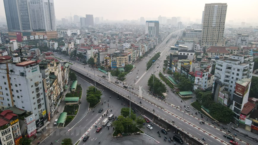 Hanoi a annoncé lundi 20 septembre l’assouplissement de ses mesures de restriction contre l'épidémie de Covid-19 à partir de 6h00 mardi 21 septembre tout en demandant à la population d’éviter la négligence. La ville annulera l’identification de trois zones concernées par l’épidémie et la délivrance de permis de déplacement sur son territoire aux organisations, aux particuliers et aux entreprises, a fait savoir le vice-président du Comité populaire municipal Chu Xuân Dung, soulignant que la priorité absolue était désormais d'assurer la santé des personnes et la sécurité de la capitale. Hanoi renforcera en même temps l’utilisation des technologies de l’information pour surveiller les déplacements, a-t-il indiqué lors d’une conférence de presse. Photo: VietnamPlus