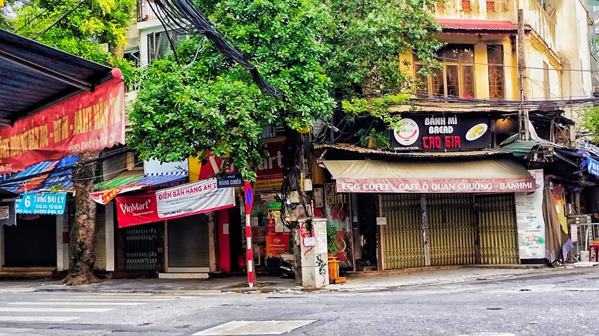 Alors que les mesures de distanciation sociale se poursuivent à Hanoï et qu'à partir de cette semaine, les mesures ont été assouplies dans certaines parties de la ville, les personnes qui ont été vaccinées s'interrogent sur les possibilités de voyager et de travailler. Afin de remplir le double objectif de prévention de la pandémie et de développement socio-économique, Hanoi est en train de mettre en œuvre la plus grande campagne de vaccination de l'histoire pour obtenir une immunité communautaire dans le contexte de la propagation du Covid-19. Selon le Département municipal de la santé, conformément à la résolution du gouvernement, la ville compte environ 5,1 millions de personnes en âge de vaccination (de 18 à 65 ans). Photo: VietnamPlus