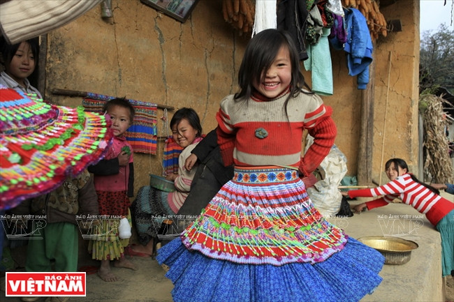 Les jeunes filles H’mông apprennent la couture lorsqu’elles sont toutes petites. 