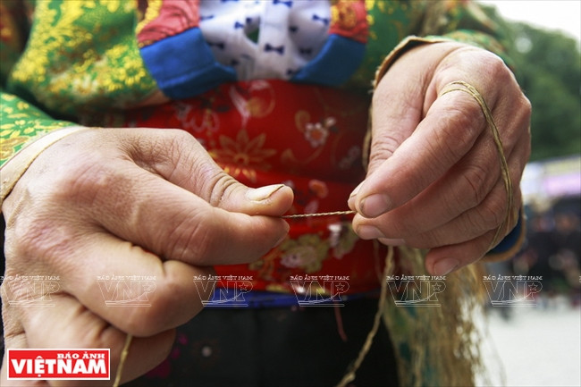 Filer le lin est l’étape qui prend le plus de temps. Les femmes H’mông filent le lin n’importe quand. 