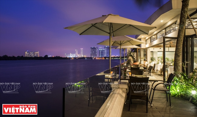 Le restaurant donne sur la rivière Saïgon. Photo : Archives