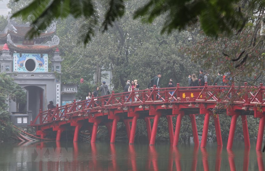 Le Temple de Ngoc Son a rouvert la porte aux visiteurs. Photo: VietnamPlus