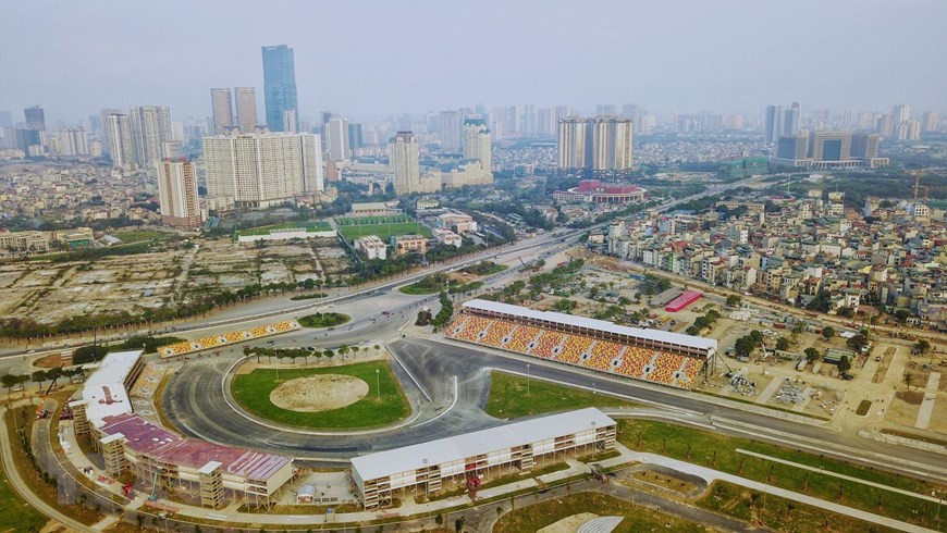 La piste du Championnat du monde de Formule 1 (F1) dans la capitale vietnamienne, est officiellement nommée la « Piste de course de Hanoï », et les tribunes sont baptisées d’après plusieurs villes vietnamiennes. Photo: VNA