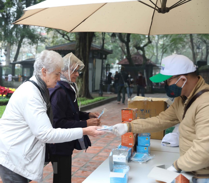 Des masques de protection distribuées gratuitement aux visiteurs, une fois arrivée au Temple de la Littérature. Photo: VietnamPlus